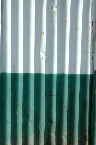 白と緑の古い亜鉛壁のパターン — ストック写真