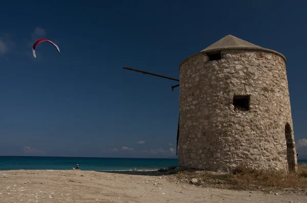 Windmill and paragliders on Lefkada — Stock Photo, Image