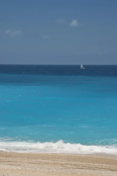 Playa de Mylos con velero — Foto de Stock