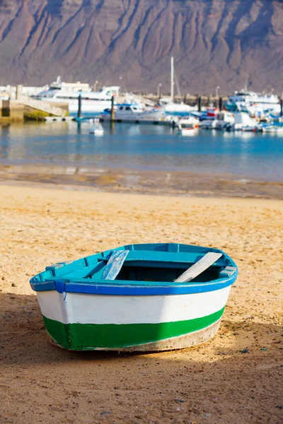 Barco na costa . — Fotografia de Stock