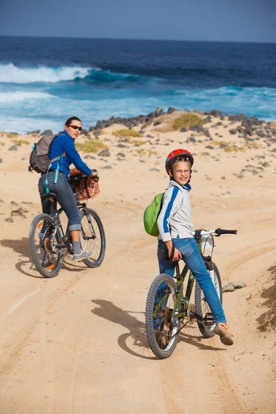 Familj med en utflykt på sina cyklar — Stockfoto