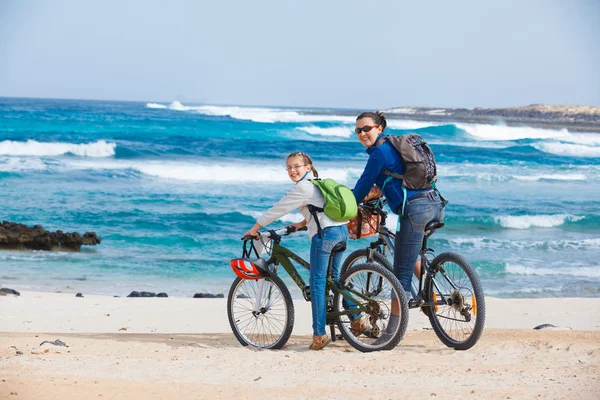 Família fazendo uma excursão em suas bicicletas — Fotografia de Stock