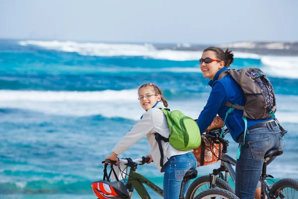Bisiklet üzerinde bir gezi sahip aile — Stok fotoğraf