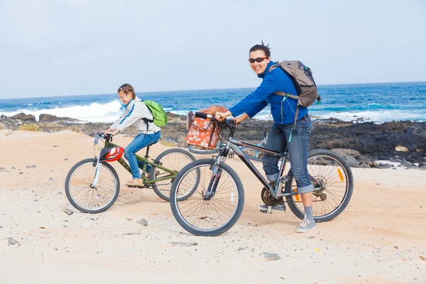 Famille ayant une excursion sur leurs vélos — Photo