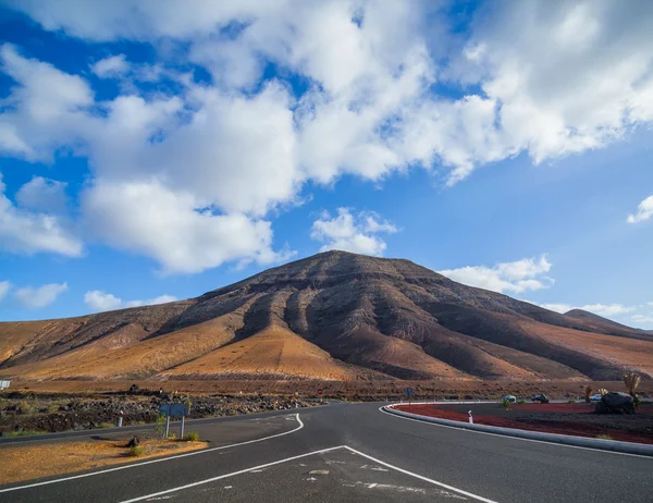 Пустая дорога Лансароте, Канарские острова — стоковое фото