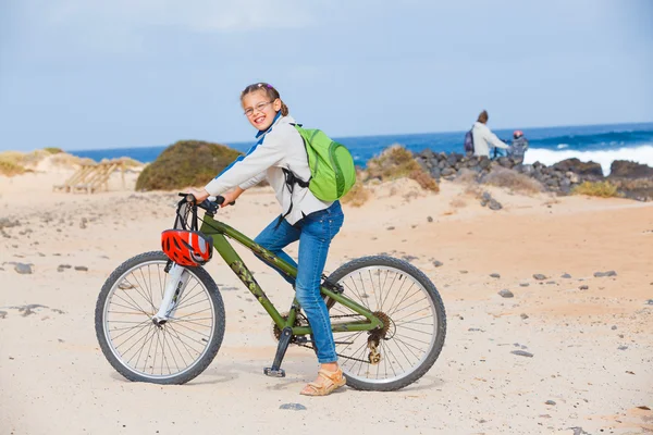 Adolescente sur un vélo et regardant la vue — Photo