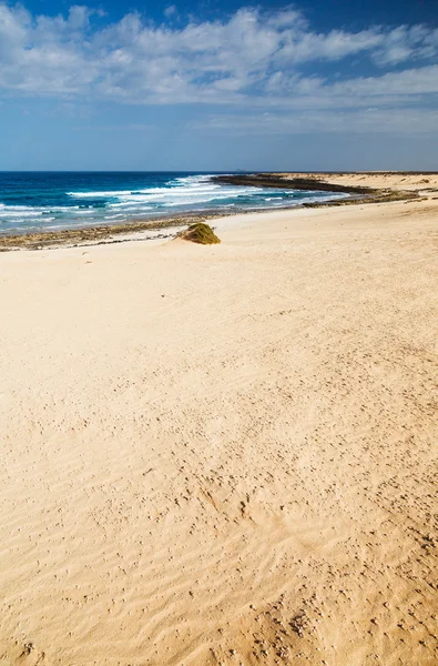 Open strand op een tropisch eiland — Stockfoto