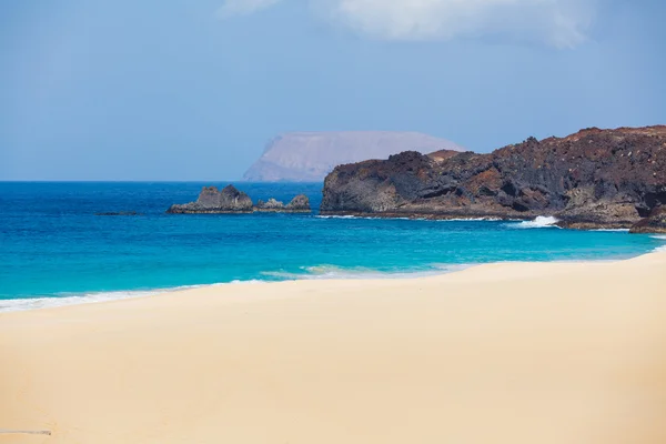 Open beach på en tropisk ö — Stockfoto