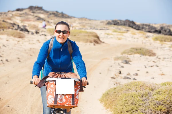 自転車には遠足を持つ女性 — ストック写真