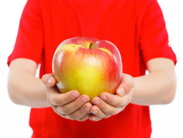 Mãos de criança com maçã — Fotografia de Stock
