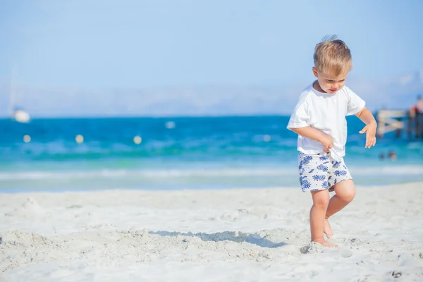 Junge mit Spaziergängen am Strand — Stockfoto