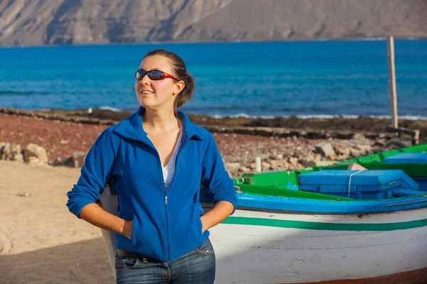 Genç kadın oturup teknede — Stok fotoğraf