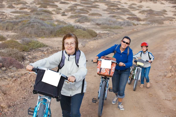 Familie hebben een excursie op hun fiets — Stockfoto
