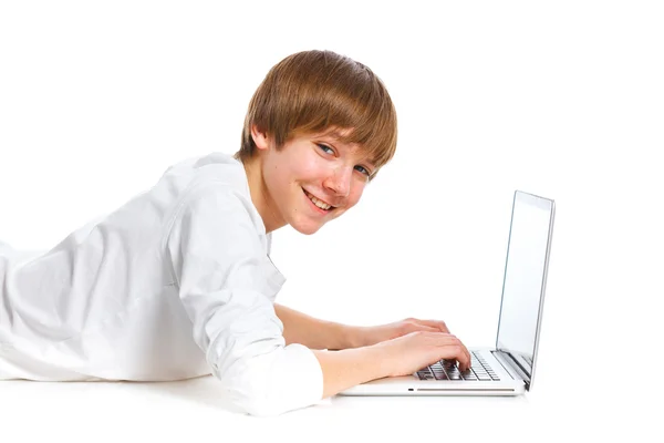 Αγόρι που χρησιμοποιεί φορητό υπολογιστή — Φωτογραφία Αρχείου