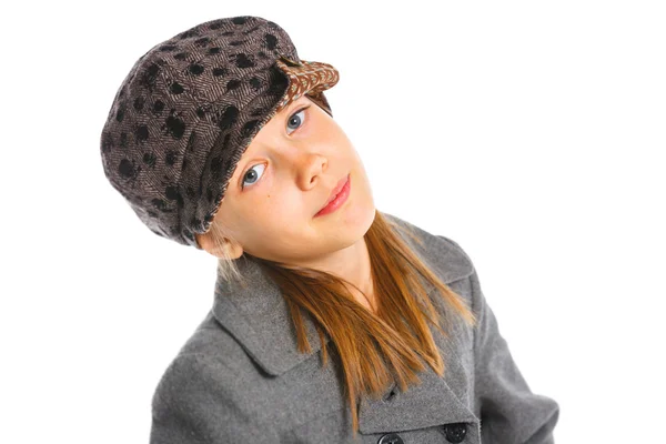 Mooi meisje in een baret en een vacht — Stockfoto