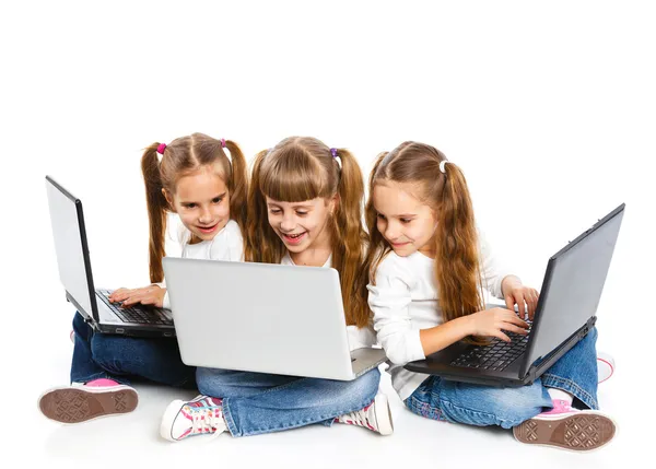 Dizüstü bilgisayar kullanan üç çekici kız — Stok fotoğraf