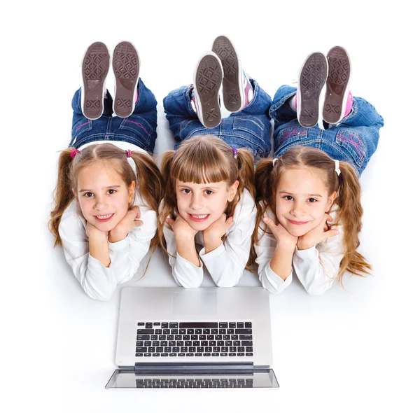 Три привабливі дівчата використовують ноутбук — стокове фото