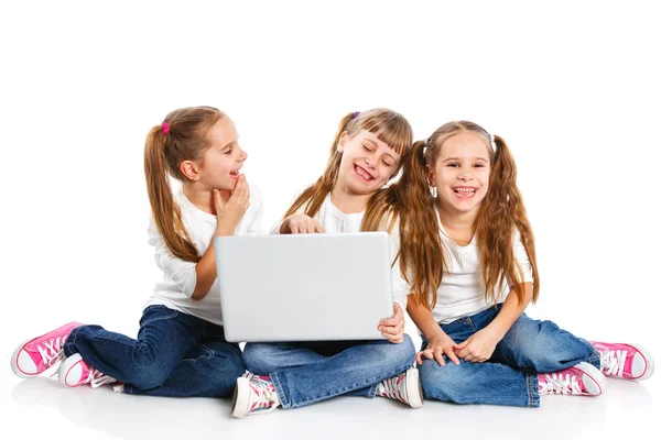 Tre attraktiva flicka använder en bärbar dator — Stockfoto