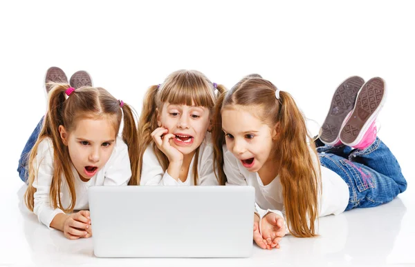 Tre attraktiva flicka använder en bärbar dator — Stockfoto