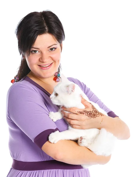 Młoda kobieta trzymaj biały kot. — Zdjęcie stockowe