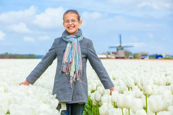 Chica en el campo de tulipanes púrpura —  Fotos de Stock