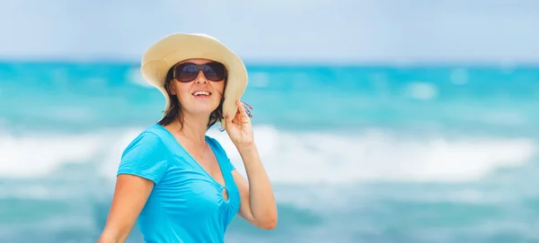 Hermosa mujer y mar — Foto de Stock