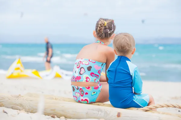 Menino e menina em férias na praia — Fotografia de Stock