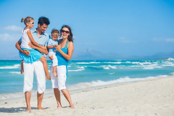 Famiglia che si diverte sulla spiaggia tropicale — Foto Stock