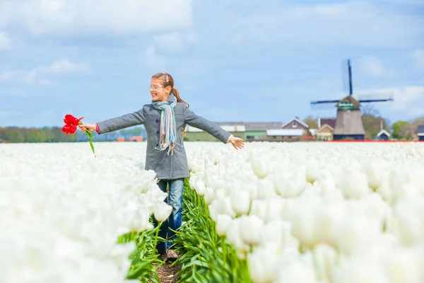 Ragazza nel campo dei tulipani viola — Foto Stock
