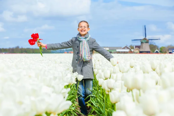 Дівчина в фіолетовому полі тюльпанів — стокове фото
