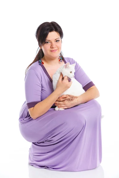 Ung kvinna håll vit katt. — Stockfoto