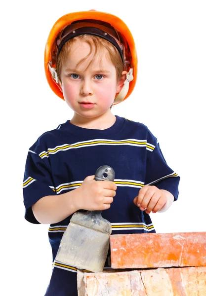 Хлопчик у твердій шапці з цеглою — стокове фото