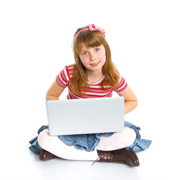 使用笔记本计算机的年轻女孩 — 图库照片