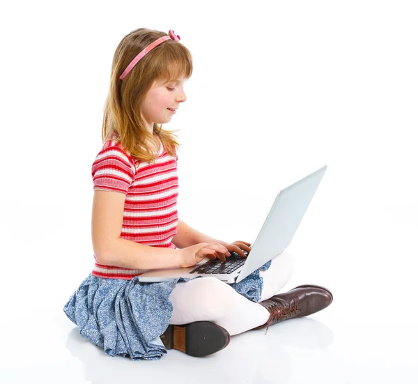 Junges Mädchen mit Notebook-Computer — Stockfoto