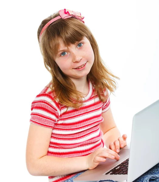 Jong meisje met behulp van zakboekje computer — Stockfoto