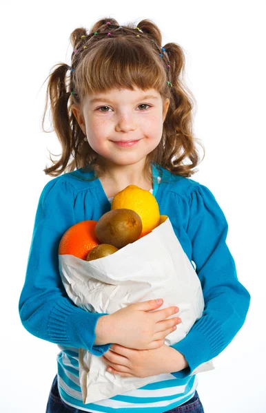 Niedliches kleines Mädchen mit Früchten — Stockfoto