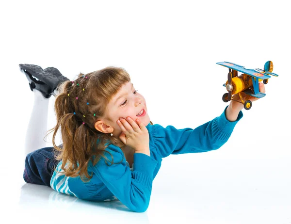 かわいい小さな女の子がおもちゃの飛行機で遊んで — ストック写真