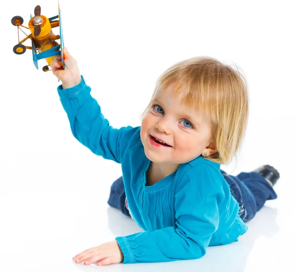 Linda niña jugando con un avión de juguete — Foto de Stock