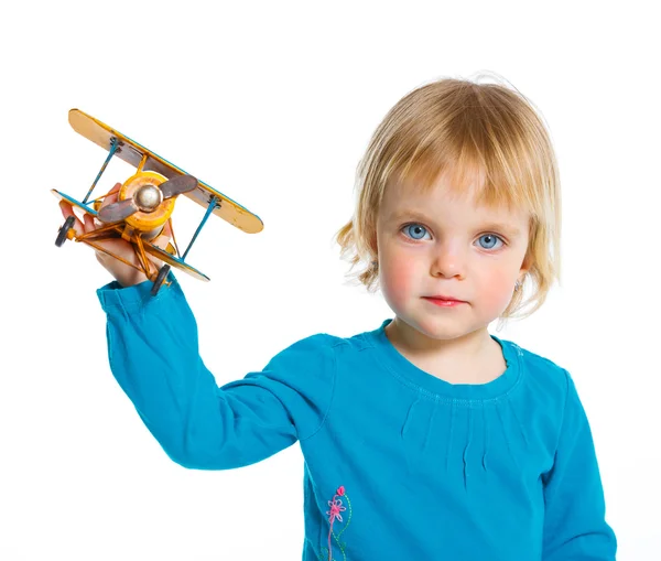 Petite fille mignonne jouant avec un avion jouet — Photo