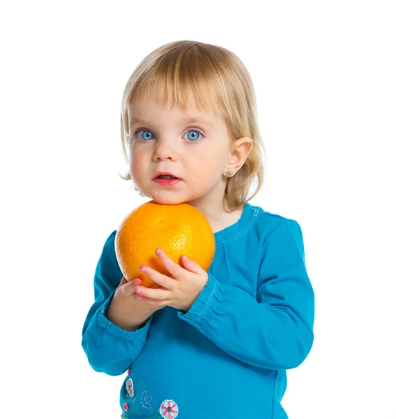 Menina feliz com laranja — Fotografia de Stock