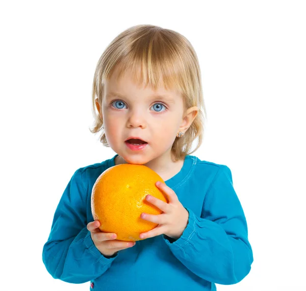 Щаслива дівчина з апельсином — стокове фото