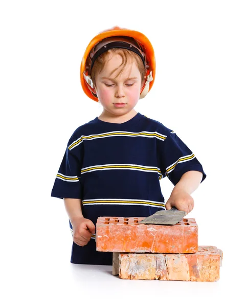 Junge mit Hut und Ziegelstein — Stockfoto