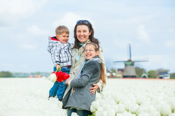 Mother with her child in tulips field — Stock Photo, Image