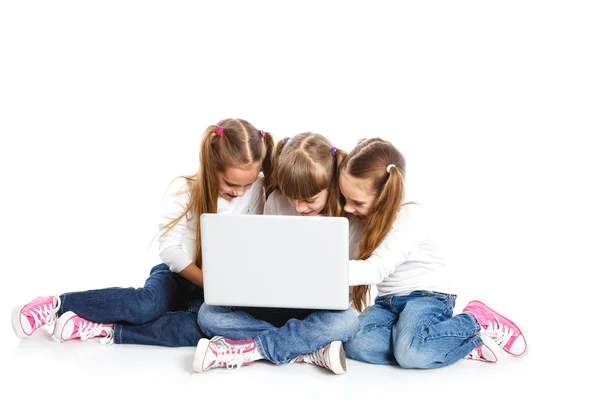 Tres chica atractiva usando un ordenador portátil — Foto de Stock