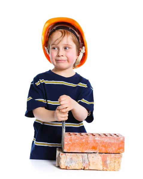 Garçon en casque dur avec brique — Photo