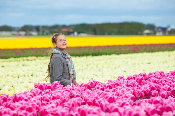 Lány a színes tulipán mező — Stock Fotó