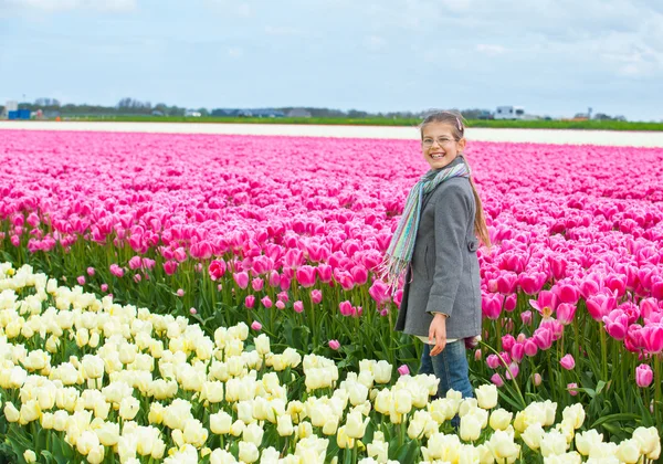 Fille dans le champ de tulipes colorées — Photo