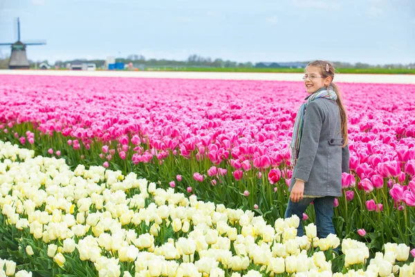 Девушка в цветном поле тюльпанов — стоковое фото