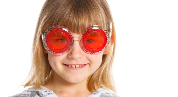 Aantrekkelijk meisje in rood glazen — Stockfoto