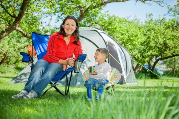 Casal acampar no grande ao ar livre — Fotografia de Stock
